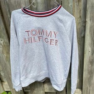 Grey Tommy Hilfiger crewneck
Fits: small- medium